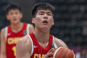 表现不俗！陈家政半场5投3中拿下7分4篮板2助攻 正负值+10